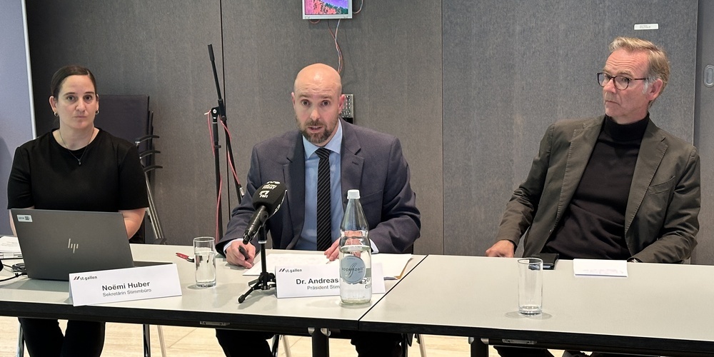 Schliesst Rücktritt nicht aus: Andreas Vögeli (Bildmitte), Präsident des Stimmbüros (mit Noemi Huber, Sekretärin des Sitmmbüros, und Kommunikationschef Andreas Nagel)