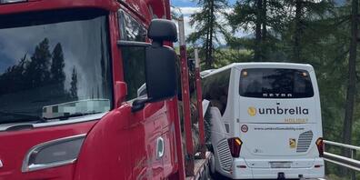 Die beiden Fahrzeuge streiften sich auf der Julierpassstrasse. Der entstandene Sachschaden beläuft sich auf über 50'500 Franken.
