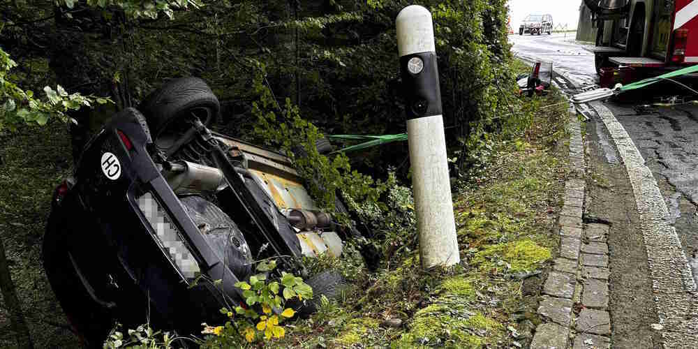 Das Auto musste durch die Feuerwehr geborgen werden. 