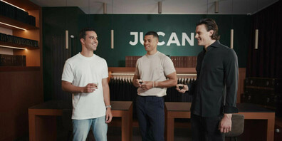 Mit verschiedenen Werbefilmen zum passenden Outfit. 