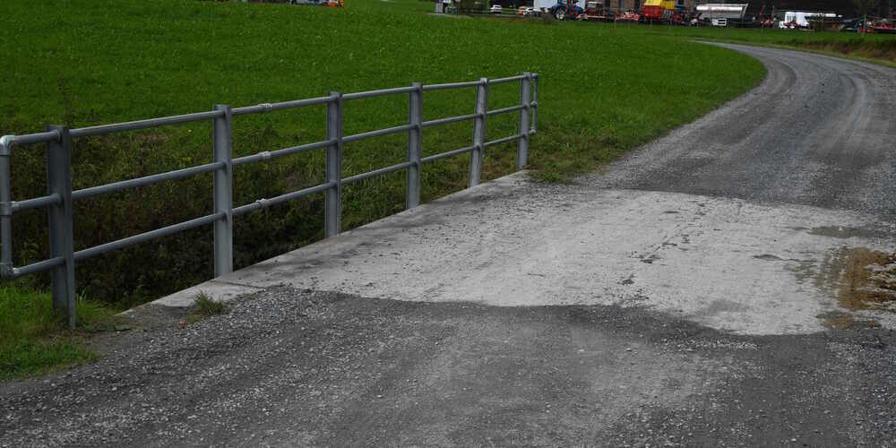 Der Motorradfahrer geriet zu weit nach links und kollidierte mit dem Geländer.