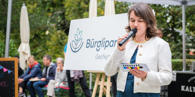 SP-Stadträtin Simone Brander würdigt das Jubiläumsprojekt «Mehr Bänke fürs Quartier Enge».
