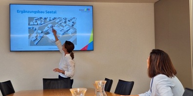 Schulpräsidentin Seraina Perini informiert an einer Medienkonferenz.