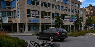 E-Bike und Personenwagen nach dem Unfall im Kreisel Quader-/Masanserstrasse in Chur.