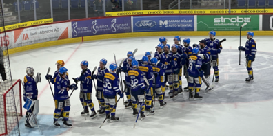 Kloten jubelt nach der Schlusssirene über den Sieg gegen den letztjährigen Playoff-Finalisten HC Lausanne