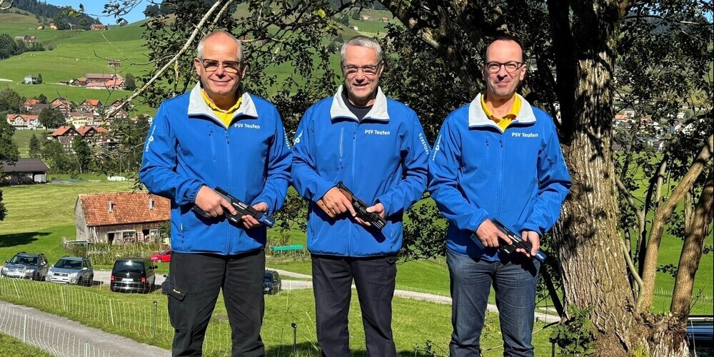 Das Podest über 50 Meter, von links: Heinz Fleischmann (2.), Sieger Hansruedi Götti und Simon Graf (3.).