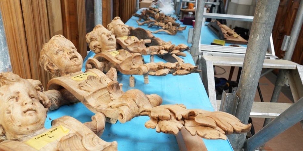 Auch Figuren die das Orgelwerk schmücken werden geglättet und neu lackiert.