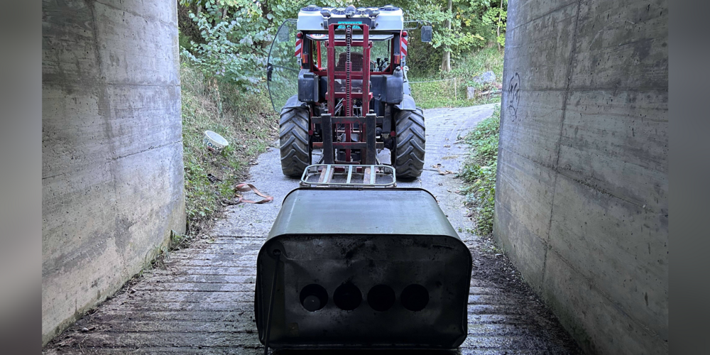 Aus dem Tank liefen rund 500 Liter Diesel aus.