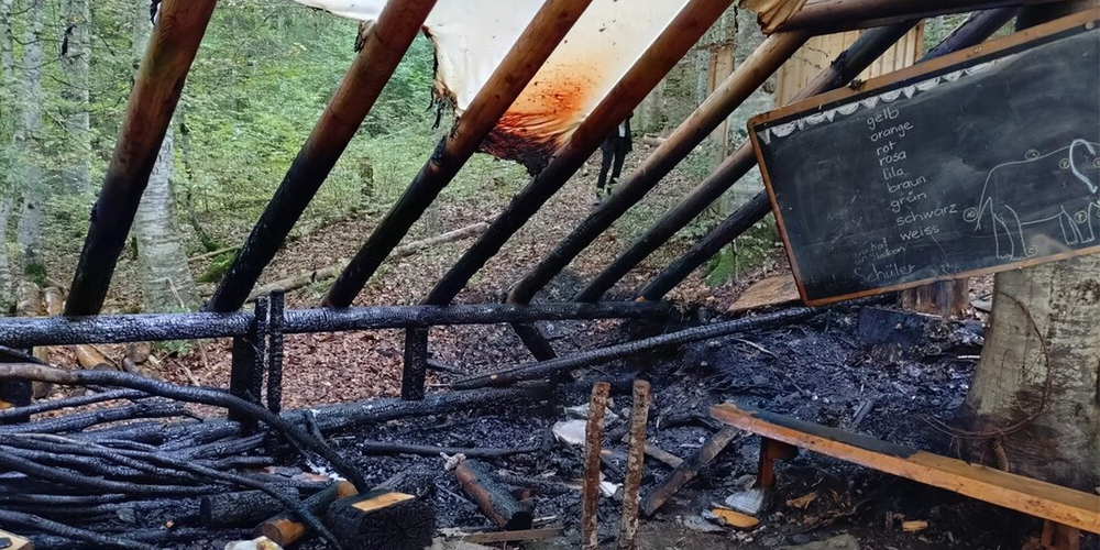 Auch wenn der Brand schnell gelöscht werden konnte, ist das Dach des Unterstands stark in Mitleidenschaft geraten.