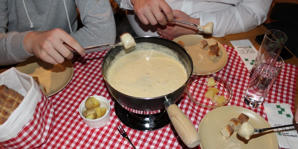 Fondue-Plausch vor dem Spiel im heimeligen St.Galler Kantonalbank Corner. 
