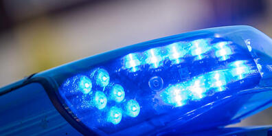 Eine Motorradfahrerin entzog sich am Montag in Stans NW einer Polizeikontrolle. Dabei verletzte sie sich leicht. (Symbolbild)