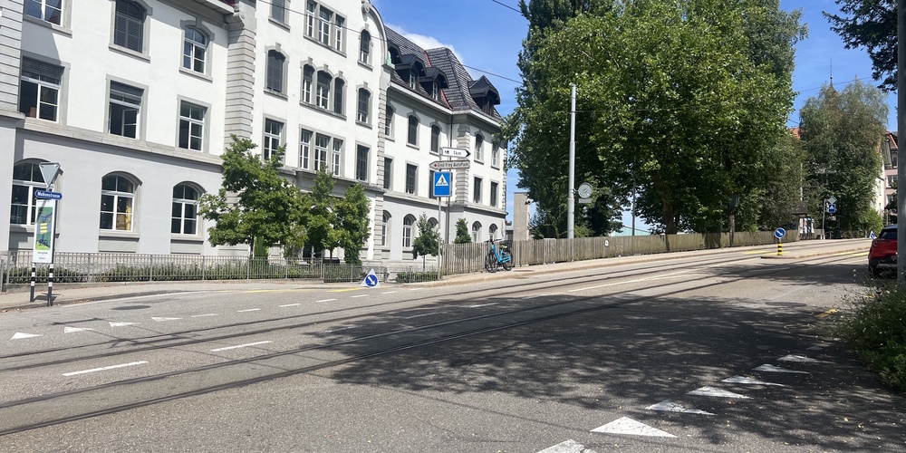 Die Autofahrerin kollidierte beim Abbiegen mit der E-Bike-Lenkerin.