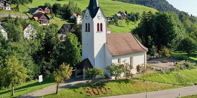 Gratulation mit gepflanzten Blumen: Vor genau 300 Jahren haben die Krinauer ihre Kirche eingeweiht.