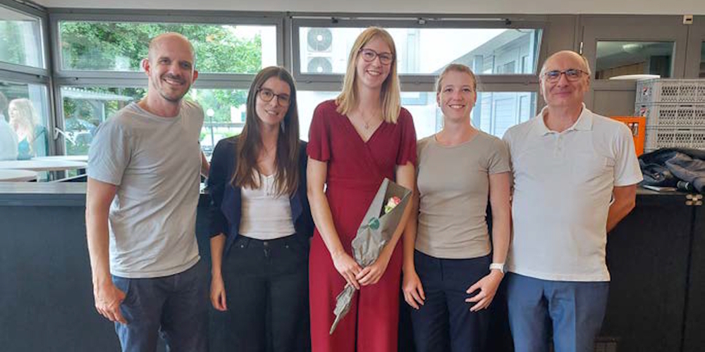 Alina Gämperle (in der Mitte) hat ihre Ausbildung erfolgreich abgeschlossen.