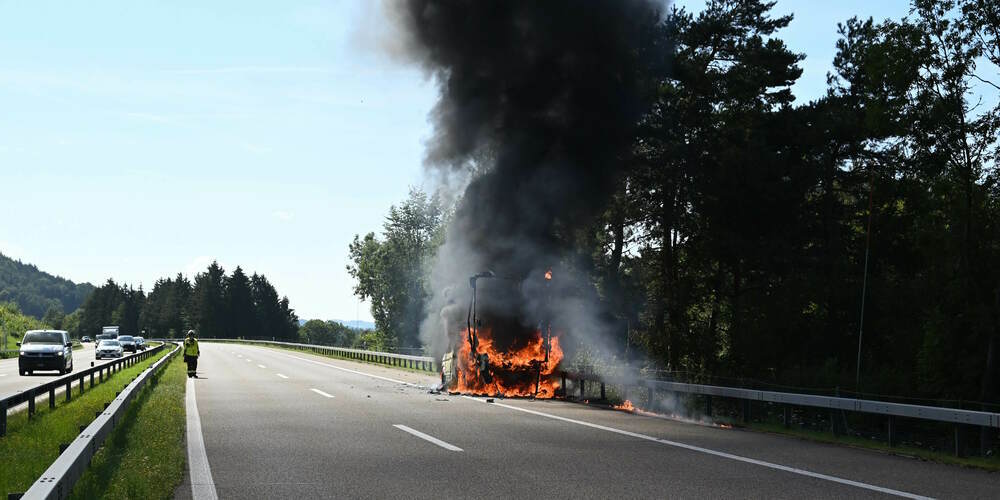 Durch den Brand ragte über der Autobahn eine meterhohe Rauchsäule empor.