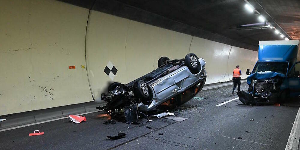 Das Auto überschlug sich, nachdem der Lieferwagen in das Heck prallte.