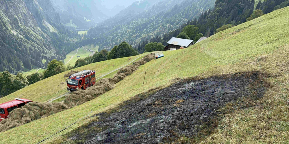 Beim Heuen entzündet: In Weisstannen gerät ein Stück Wiese in Brand.