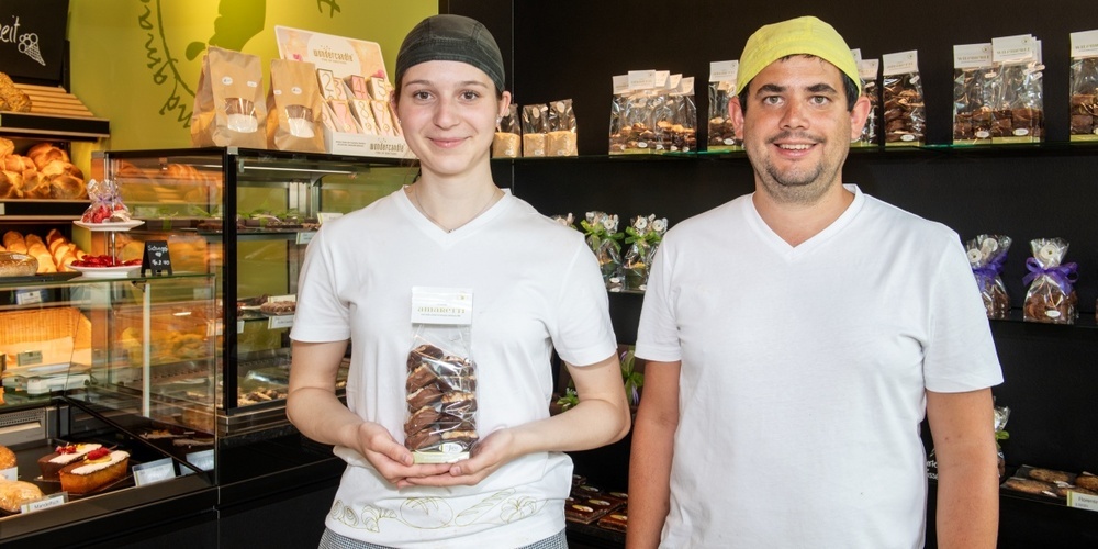 Rachel Bosshard mit Simon Hasnedl, Mitglied der Geschäftsleitung.