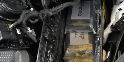 Die Drogen waren in der Mittelkonsole zwischen den beiden Vordersitzen versteckt.