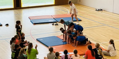 Die Teilnehmenden erleben gemeinsam mit anderen Kindern eine abwechslungsreiche Sportwoche.