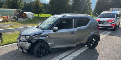 Am Fahrzeug sowie an der Strasseneinrichtung entstand Sachschaden.