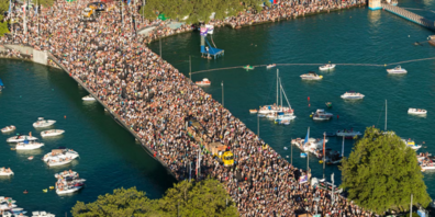 Während der Street Parade tanzen und feiern hunderttausende Electro- und Techno-Begeisterte rund um das Zürcher Seebecken.