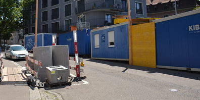 Ein Beispiel von vielen: Baumaterial auf den blauen und weissen Parkplätzen an der Seminarstrasse beim Schaffhauserplatz. 