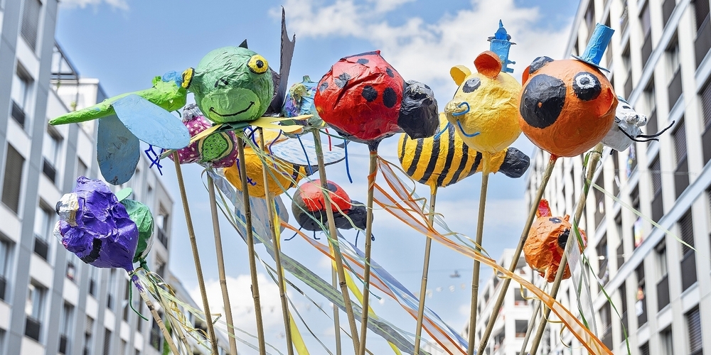 Das Sommerfest startet mit einem farbenfrohen Eröffnungsumzug, der für die Vielfalt und den Zusammenhalt im Quartier Manegg stehen soll.