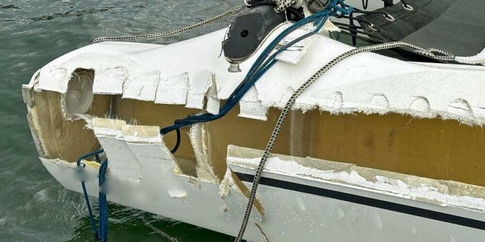 Ein Rumpf des Trimaran ist bei der Kollision beschädigt worden.