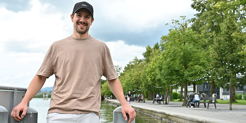 Eishockey-Profi Yannick-Lennart Albrecht am Obersee in Lachen.