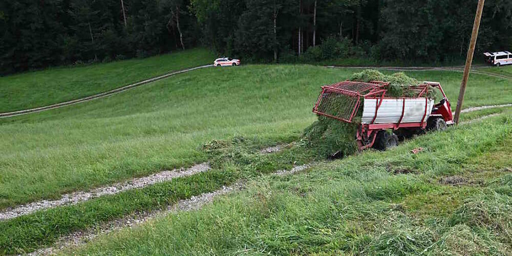Ein 77-jähriger Mann fiel aus einem Motorkarren, als dieser kippte. Dabei zog er sich unbestimmte Verletzungen zu.