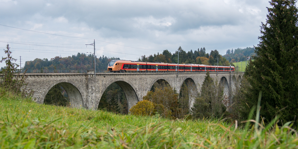 Der Voralpen-Express – hier auf dem Weissenbachviadukt – fährt ab Montag wieder die komplette Strecke.