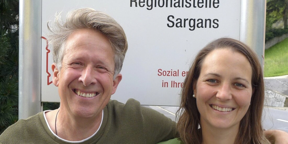 Heissen die Interessierten am Tag der offenen Tür herzlich willkommen: Lorenz Bertsch, Leiter Regionalstelle Sargans, und Olivia Bernold, soziales Engagement.