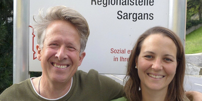 Heissen die Interessierten am Tag der offenen Tür herzlich willkommen: Lorenz Bertsch, Leiter Regionalstelle Sargans, und Olivia Bernold, soziales Engagement.