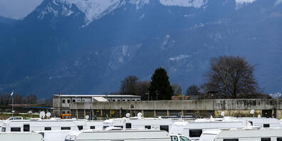 Fahrende auf einem Standplatz im Kanton Waadt. In Graubünden will die Kantonsregierung Schweizer Fahrenden genügend solcher bewilligter Standplätze zur Verfügung stellen. (Archivbild)