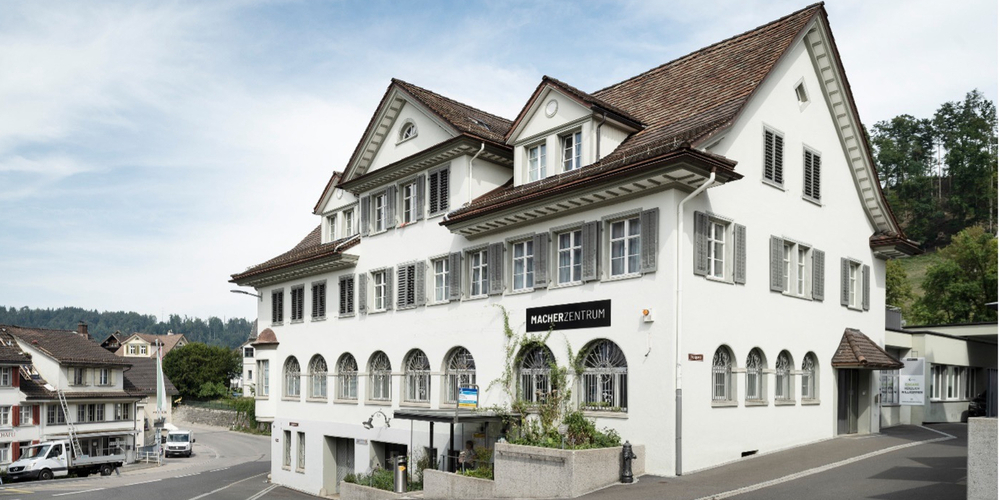 Das ehemalige Postgebäude in Lichtensteig bietet Platz für den Werkhof sowie Wohn- und Gewerberaum. Das Dach des historischen Gebäudes wird nun erneuert