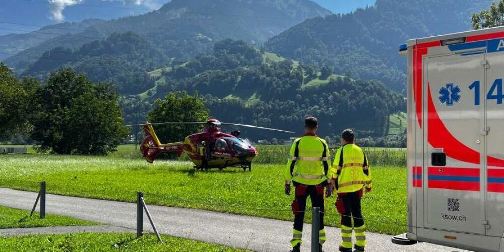 Ein Helikopter der Air Glaciers brachte den in Giswil verunfallten Velofahrer ins Spital.