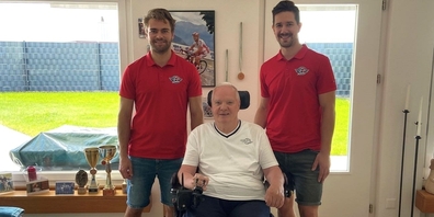 Lakers-Cracks Sandro Zangger (l.) und Yannick-Lennart Albrecht (r.) auf Hausbesuch mit der Spitex Linth bei Herrn Curty.