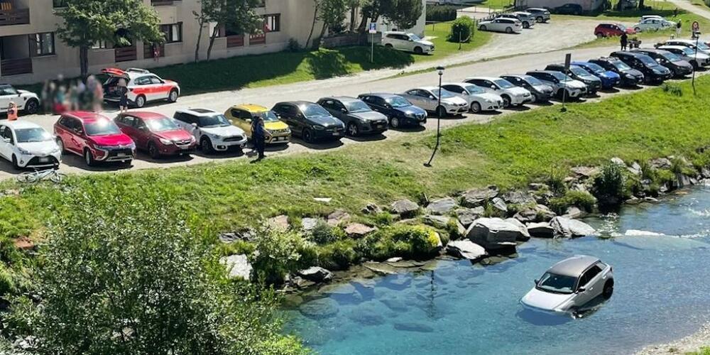 Das Auto des ungeschickten Senioren landete in der Flussmitte der glasklaren Moesa in San Bernardino GR.