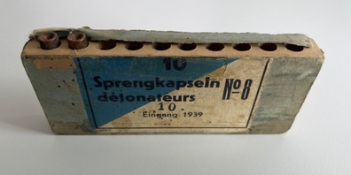 Sprengkapsel aus Kupfer: Die Kantonspolizei St.Gallen gibt Tipps zum sicheren Umgang mit alten Sprengmitteln. Wichtig ist, sich an die Polizei zu wenden.