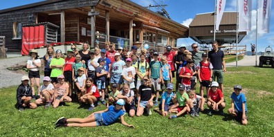 Tannenbodenalp: Gruppenbild aus dem Trainingslager des UHC Sharks Nesslau.