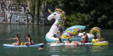 Die Menschen in Genf suchen Abkühlung in der Rhone. (Archivbild)