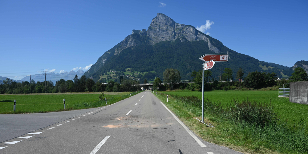 Beim Abbiegen erwischt: Auf der Ragazerstrasse in Mels kommt es zu einem Auffahrunfall.