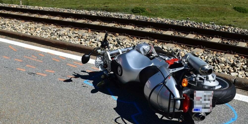 Ein 58-jähriger Motorradfahrer ist auf der Berninapassstrasse von einem Auto abgedrängt worden und gestürzt.