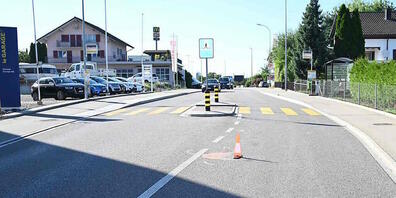 Der 17-jährige Motorradfahrer konnte nicht mehr rechtzeitig abbremsen, als ein Lieferwagen vor ihm an diesem Fussgängerstreifen in Wil SG angehalten hatte.