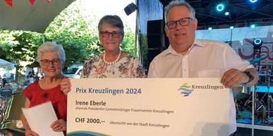 Laudatorin Hildegard Kneubühler, Preisträgerin Irene Eberle und Stadtpräsident Thomas Nie-derberger (v.l.n.r.).