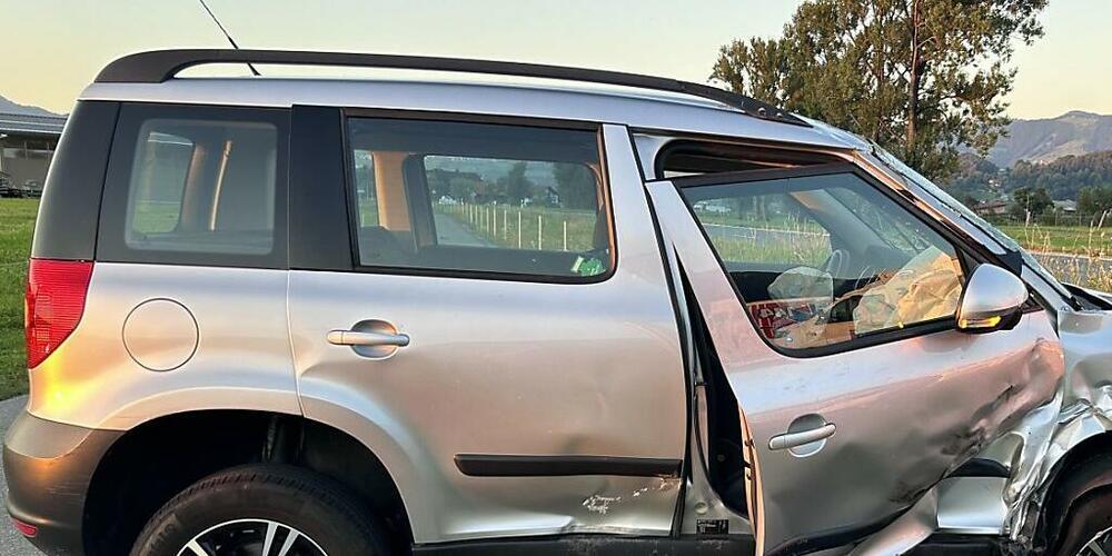 In diesem Auto wurden nach der Kollision mit einem Traktor in Reichenburg beide Insassen verletzt.