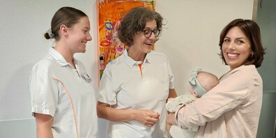 Dr. med. Irene Graf (Mitte) und die Hebamme Lea Rütter (links) freuen sich zu sehen, dass Tamara Stecher auch vier Monate nach der Geburt ihrer Tochter noch immer von der Methode des Fensterkaiserschnitts überzeugt ist.