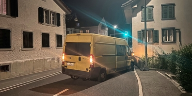 Beim Selbstunfall von Sonntagabend in Wagen entstand am Lieferwagen ein Sachschaden von 10'000 Franken.