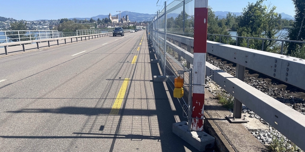 Auf dem Seedamm-Velostreifen prallte der vordere Velofahrer in diese temporäre Absperrung und stürzte, wodurch auch der Velofahrer hinter ihm zu Fall kam.